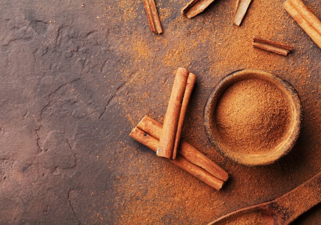 plantas La canela se obtiene de la corteza de árboles tropicales, que se seca y se enrolla en forma de ramas.