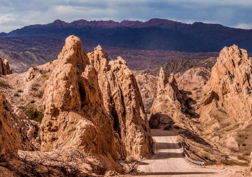 Quebrada de las Flechas, monumento natural en Salta accesible por la Ruta Nacional 40.
