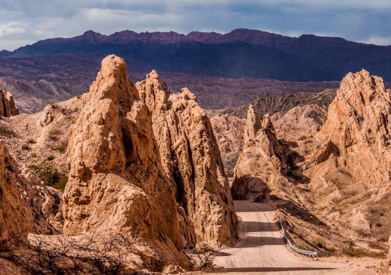 Quebrada de las Flechas, monumento natural en Salta accesible por la Ruta Nacional 40.