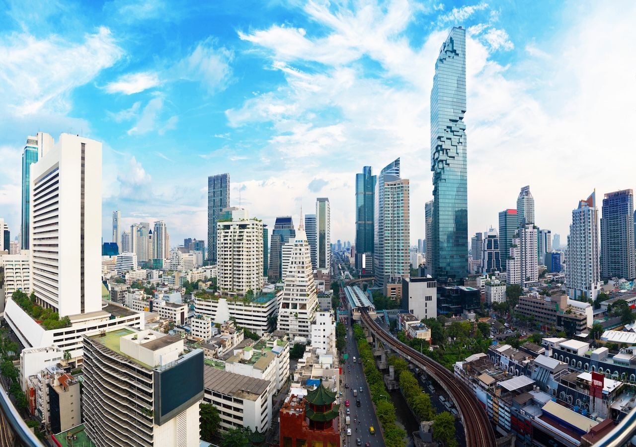 Skyline de Bangkok, donde los rascacielos modernos se mezclan con templos tradicionales, lo que refleja la vibrante combinación de historia y modernidad de la capital tailandesa.