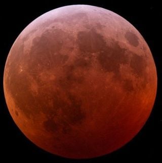 De Luna llena brillante a oscura de sangre