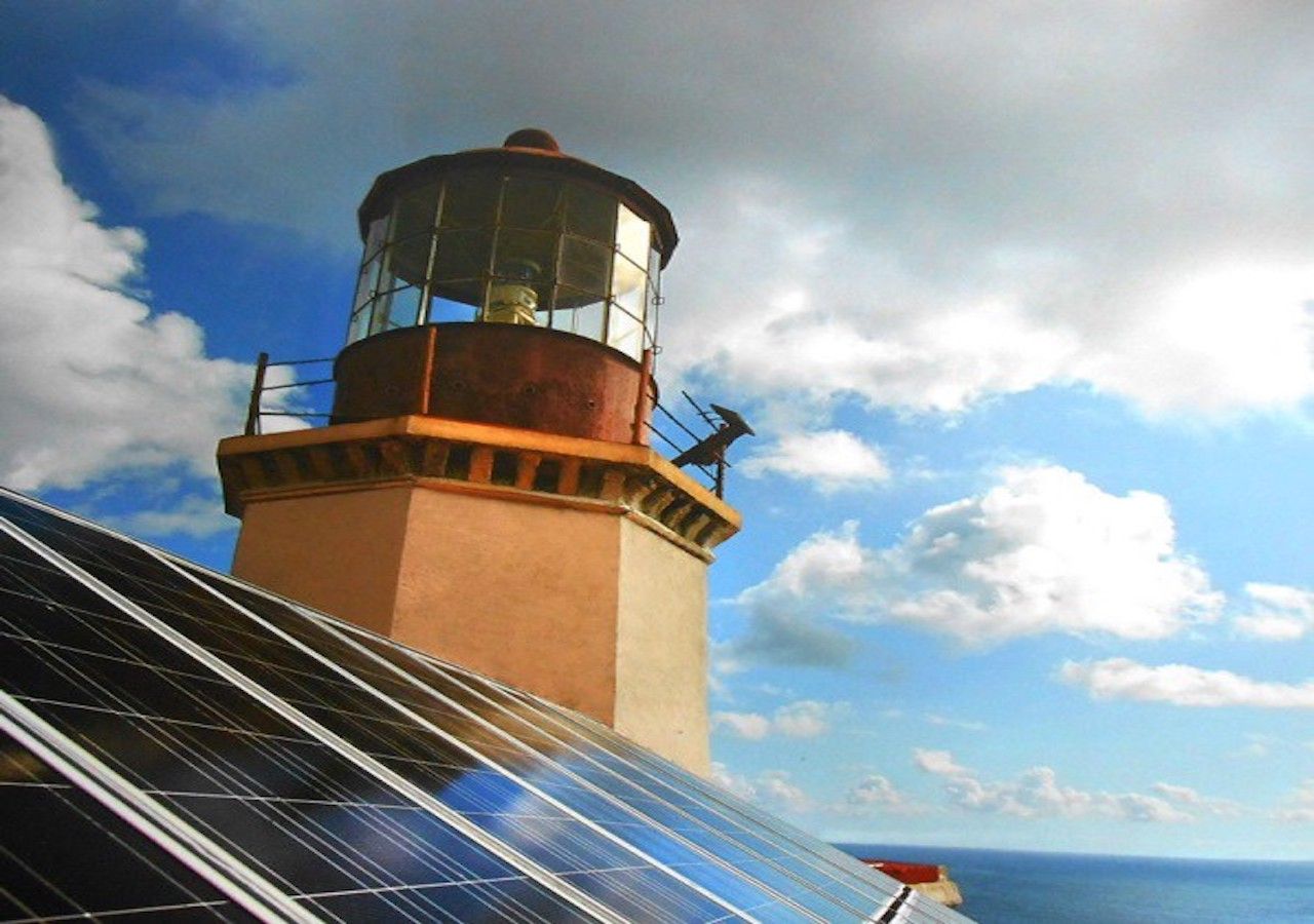 Lámpara del faro de Cabo Corrientes junto a celdas de captación de rayos solares. Imagen tomada del libro: Los faros de México, SCT./El Mirador