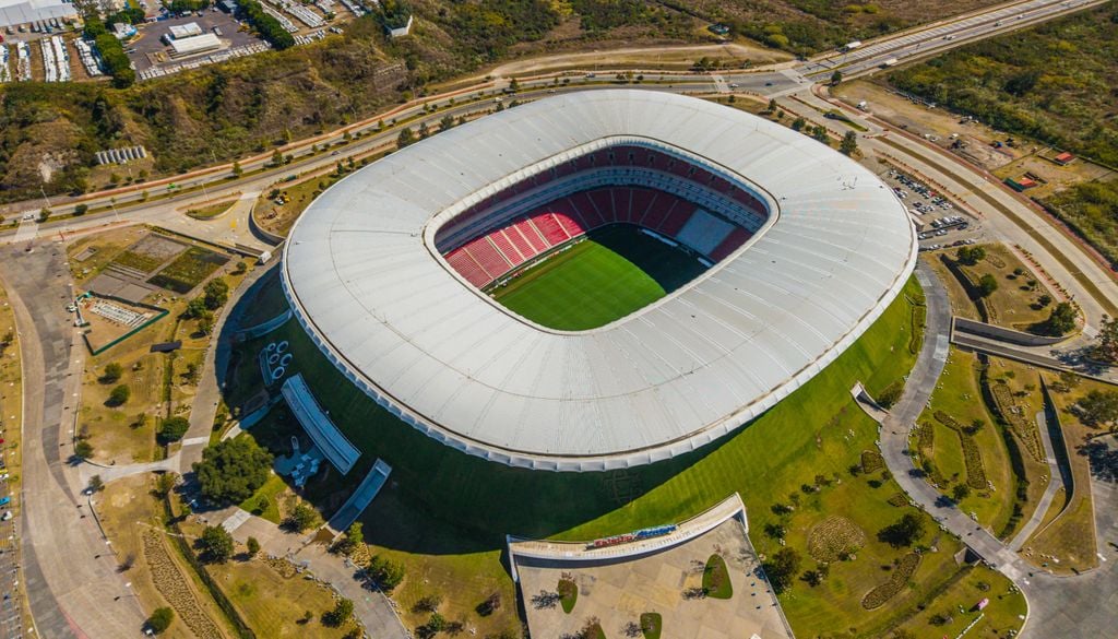 O Estádio Akron, em Guadalajara, no México, recebeu a variedade NorthBridge para a Copa do Mundo de 2026, a mesma grama esportiva cultivada comercialmente no interior de São Paulo.