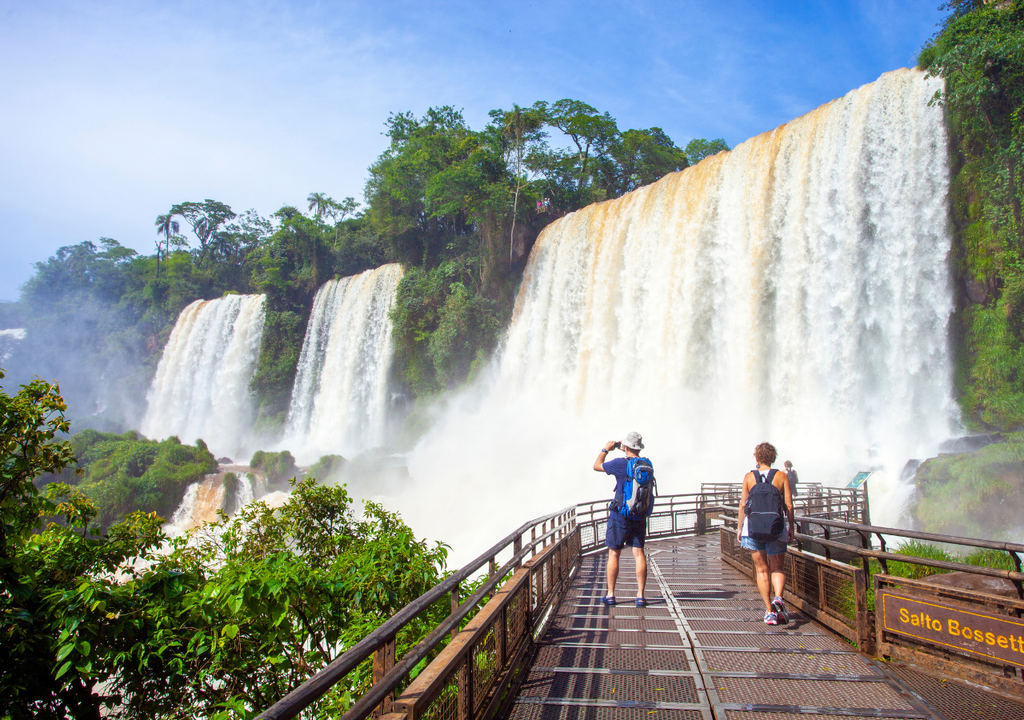 Cataratas del Iguazú Un millón y medio de turistas visitan las Cataratas del Iguazú cada año, y muchos arrojan monedas al agua para pedir deseos..