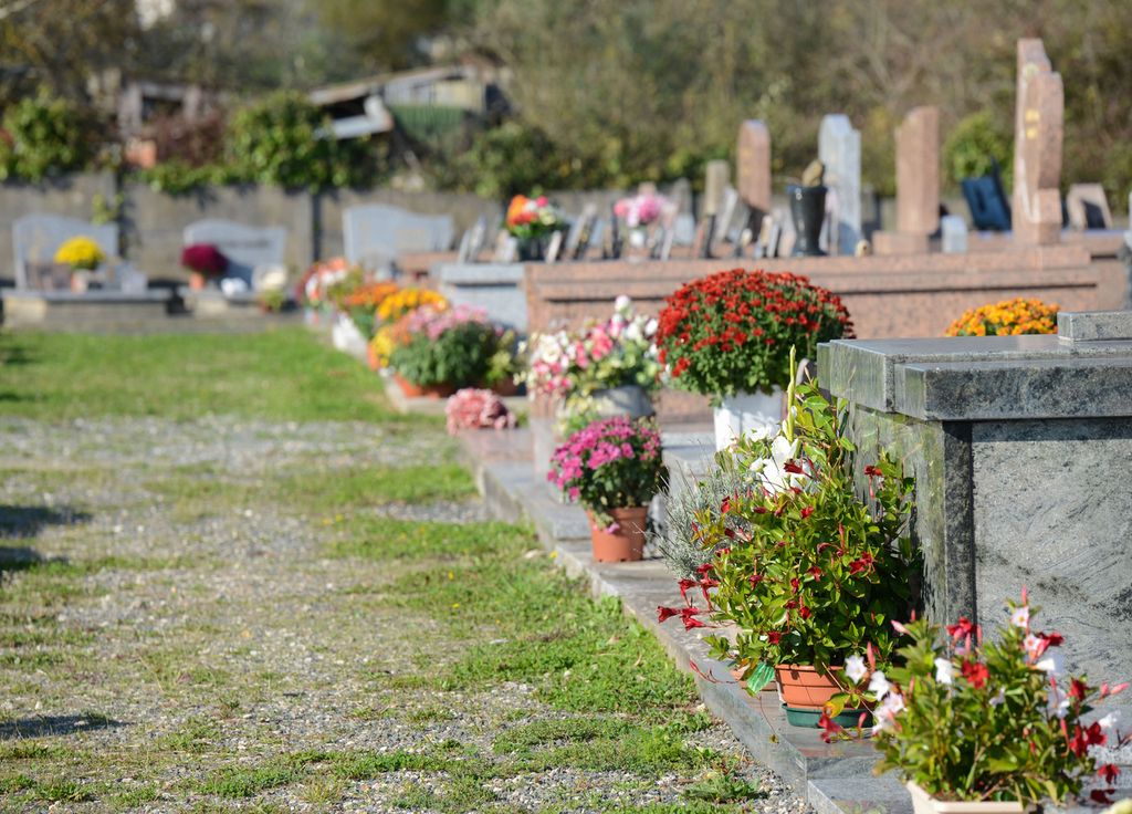 Une inhumation représente, pour 70% des défunts, des préparatifs qui finissent par polluer les sols. Une inhumation représente, pour 70% des défunts, des préparatifs qui finissent par polluer les sols.