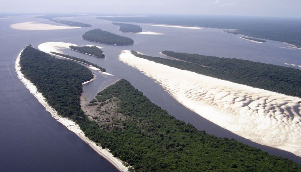 Imagem aérea de “praias” fluviais de areia branca no Arquipélago de Anavilhanas, que são acessíveis apenas por lanchas ou barcos. Crédito: Arquivo PNA/www.icmbio.gov.br/parnaanavilhanas.
