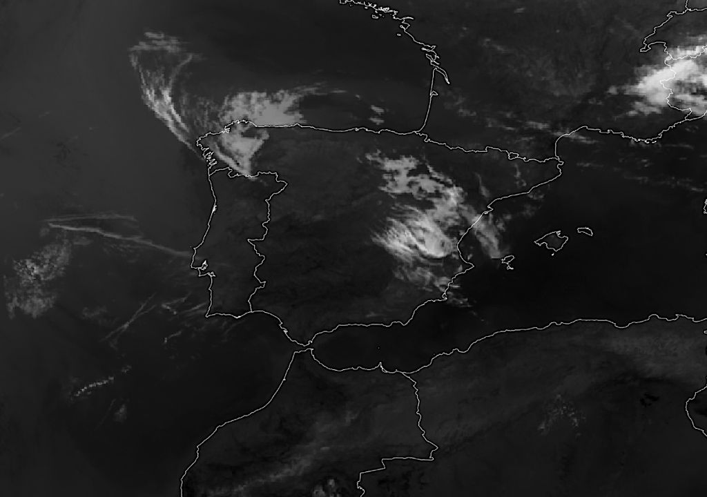 Se observan algunas nubes en el entorno de la sierra Calderona (Comunidad Valencia) durante la noche del 8 de julio posiblemente formadas por ondas gravitatorias atmosféricas.