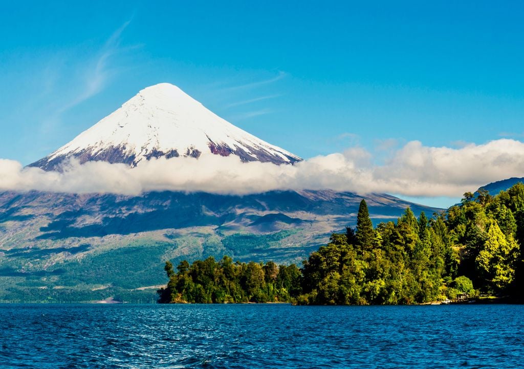 Lago Todos Los Santos, Cruce Andino, Chile. En un viaje de Chile a Argentina, el Lago Todos Los Santos es el primer cuerpo de agua que se navega en el Cruce Andino.