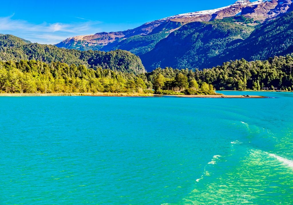 Lago Frías, Cruce Andino, Argentina. El lago Frías es conocido por el intenso color verde esmeralda de sus aguas.