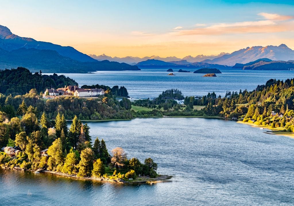 Lago Nahuel Huapi, Argentina. El lago Nahuel Huapi es el más extenso del Cruce Andino.