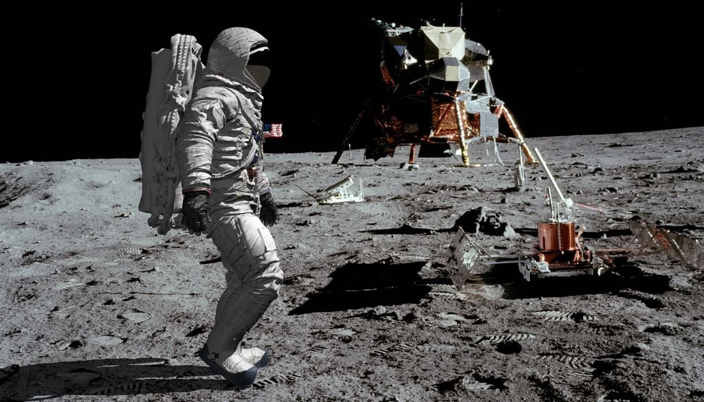 Nachstellung eines Astronauten beim Spaziergang auf dem Mond, basierend auf Originalaufnahmen der NASA.
