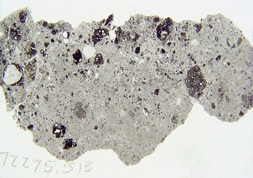 Fotografía de una sección delgada de la muestra 72275 de brecha polimíctica del Apolo 17 (3,8 cm de ancho).