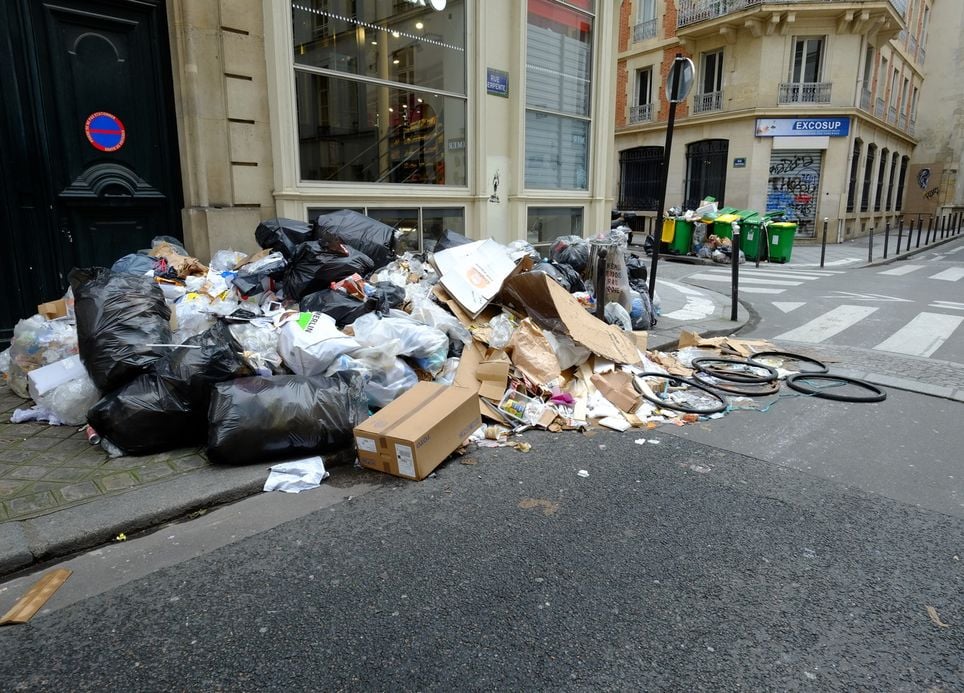 Paris, France - 19 mars 2023 : Des ordures s’entassent dans une petite rue parisienne du Quartier latin.
