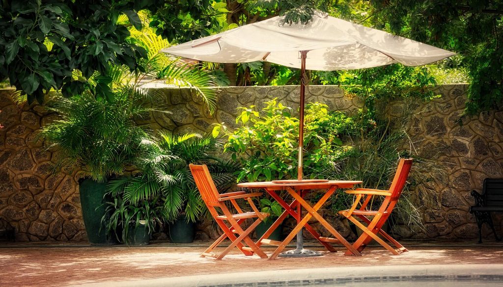 Le parasol blanc ou beige s'accorde particulièrement bien avec une table à manger en bois. Le parasol blanc ou beige s'accorde particulièrement bien avec une table à manger en bois.