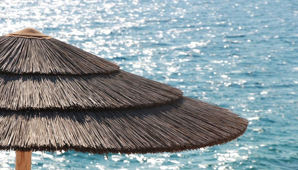 Le parasol de style paillotte nous emmène directement sur les rivages de la Méditerranée. Le parasol de style paillotte nous emmène directement sur les rivages de la Méditerranée.