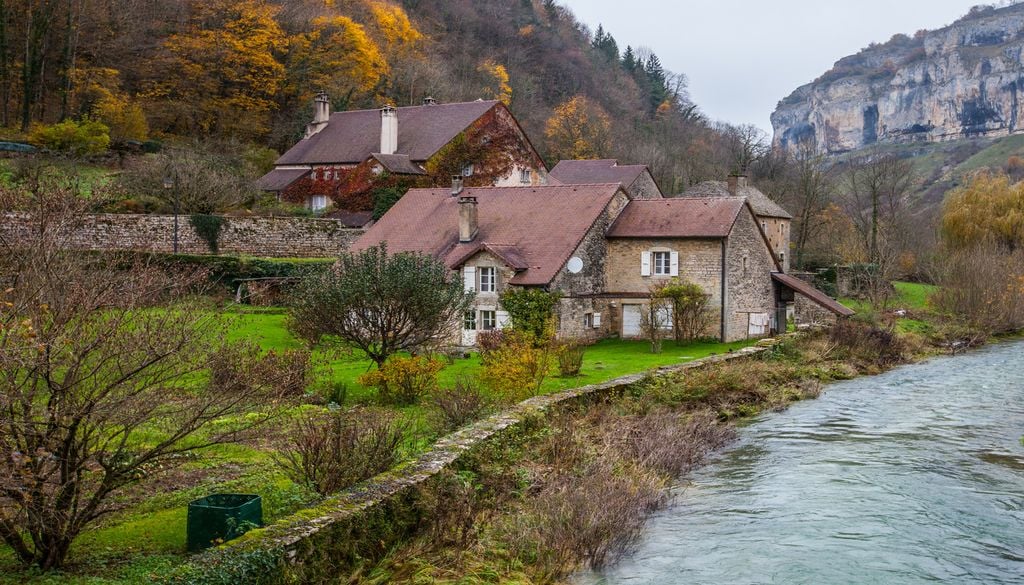 Beaume-les-Messieurs en automne : balades en forêt et au bord de la rivière, vendanges et dégustations. Beaume-les-Messieurs en automne : balades en forêt et au bord de la rivière, vendanges et dégustations.