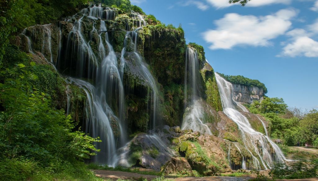La cascade des Tufs dans son écrin végétal. La cascade des Tufs dans son écrin végétal.