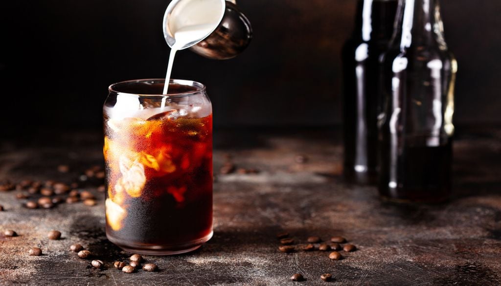 L'art de préparer le cold brew, en faisant infuser des grains de café grossièrement moulus dans de l'eau fraîche. L'art de préparer le cold brew, en faisant infuser des grains de café grossièrement moulus dans de l'eau fraîche.