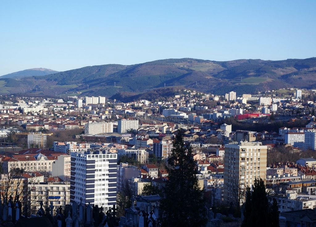 Vue sur la ville de Saint-Étienne dans le département de la Loire (région Auvergne-Rhône-Alpes).