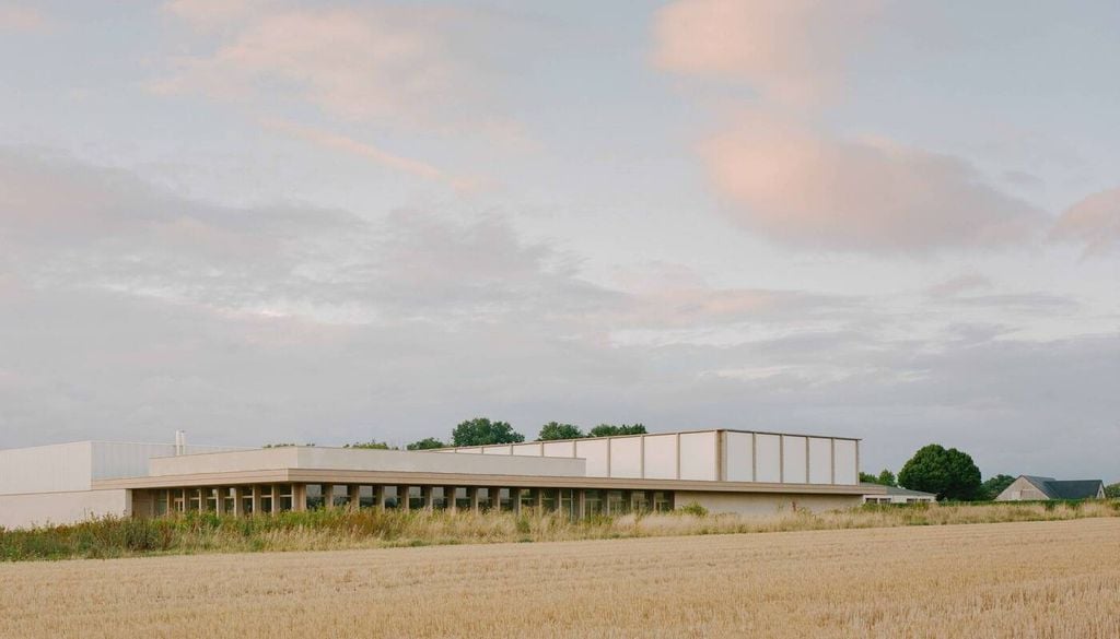 Le complexe sportif de Parçay-Meslay, en Centre-Val-de-Loire, réunit trois espaces dans un même lieu qui se fond dans son environnement.