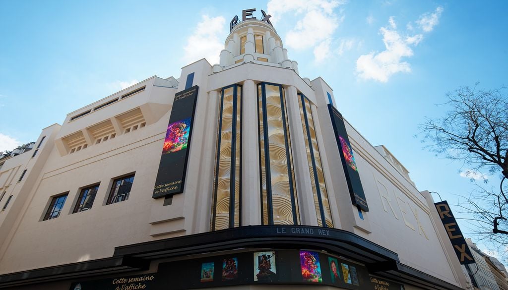 Le Grand Rex et sa façade Art déco classée aux monuments historiques. Le Grand Rex et sa façade Art déco classée aux monuments historiques.