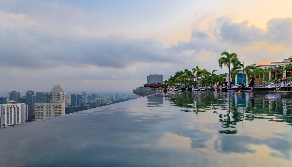 La piscine de l’hôtel Marina Bay Sands, à Singapour, offre une vue panoramique sur la ville. La piscine de l’hôtel Marina Bay Sands, à Singapour, offre une vue panoramique sur la ville.