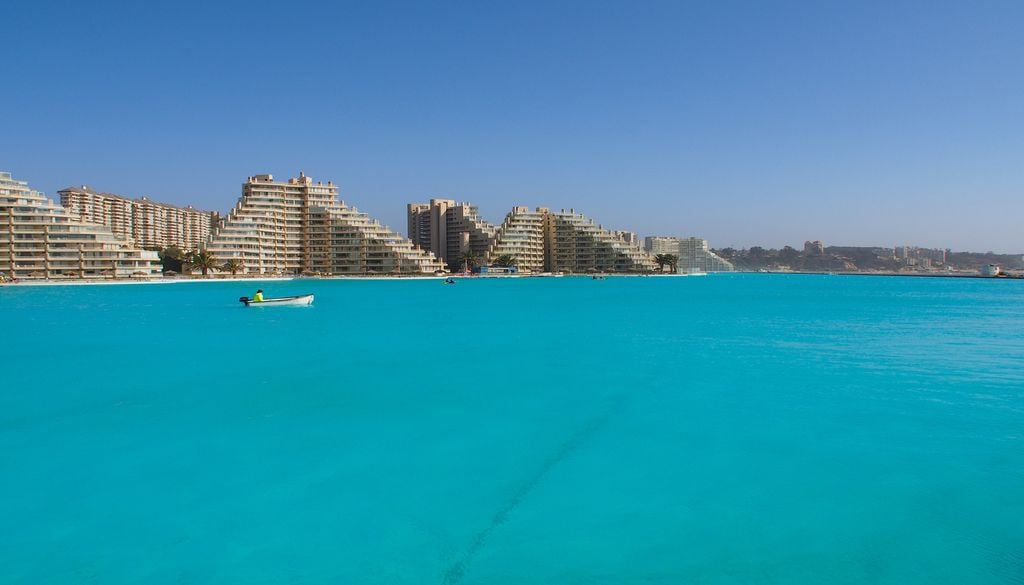 La deuxième plus grande piscine du monde au complexe touristique San Alfonso del Mar. La deuxième plus grande piscine du monde au complexe touristique San Alfonso del Mar.