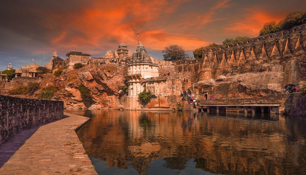 La piscine naturelle du Fort Chittorgarh est creusée au milieu des palais. La piscine naturelle du Fort Chittorgarh est creusée au milieu des palais.