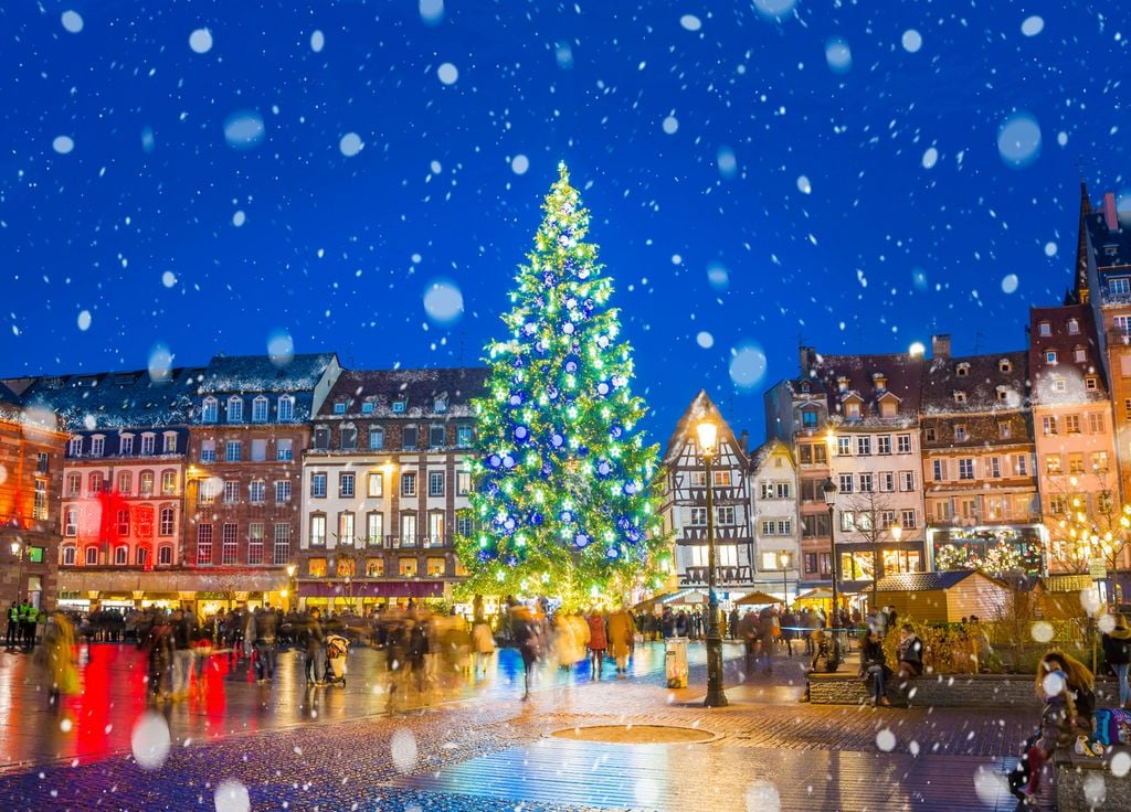 La place Kléber, à Strasbourg, et son célèbre sapin illuminé.