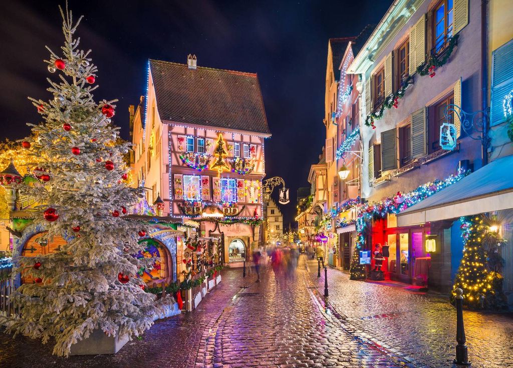 Le marché de Noël de Colmar et ses maisons à colombages colorées.