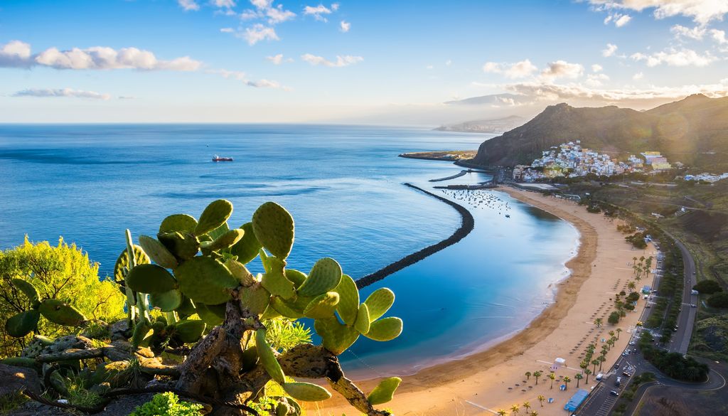 Vue sur la plage de Las Teresitas à Santa Cruz de Tenerife. Vue sur la plage de Las Teresitas à Santa Cruz de Tenerife.