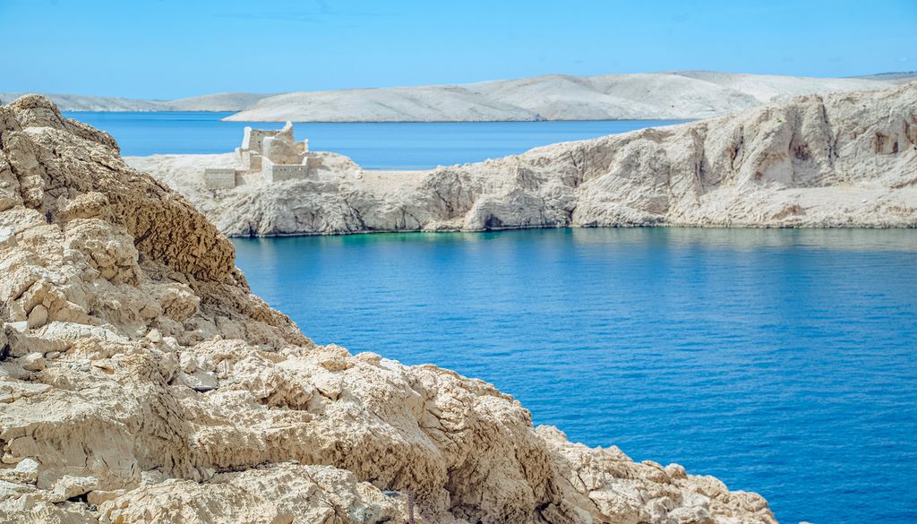 Pag : les ruines de la forteresse de Tvrđava sur une île rocheuse au milieu de la mer bleue. Pag : les ruines de la forteresse de Tvrđava sur une île rocheuse au milieu de la mer bleue.