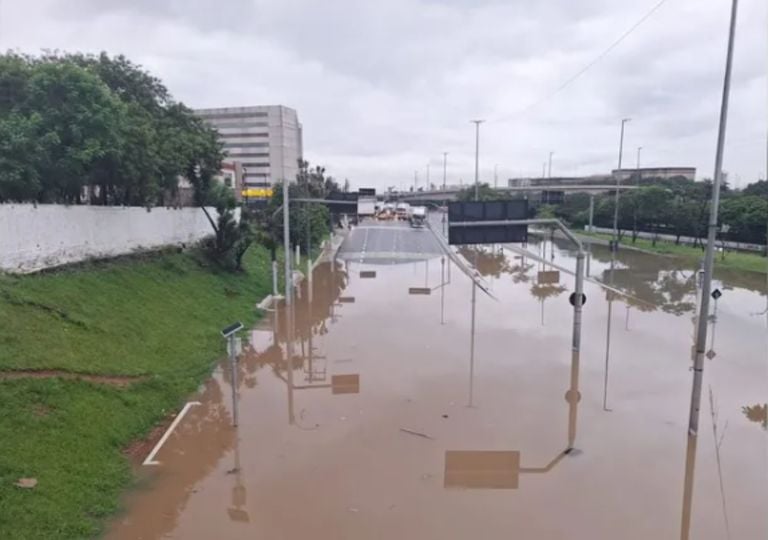 Defesa Civil confirma 17&ordf; morte por chuvas em SP e refor&ccedil;a cuidados ao transitar em vias alagadas; veja imagens