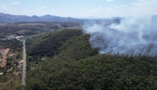 Inc&ecirc;ndios florestais disparam e mobilizam bombeiros em SP, MG e ES