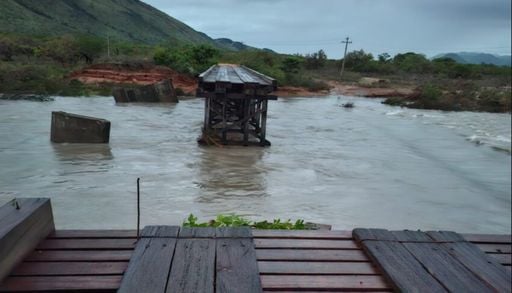 Defesa Civil monitora pontos cr&iacute;ticos ap&oacute;s fortes chuvas em Roraima; veja imagens