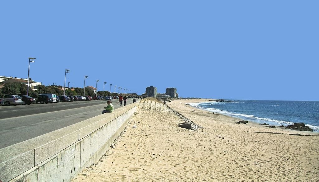 Praia de Caxinas A transformação acelerada da costa nortenha reduziu a resiliência ecológica de ecossistemas vulneráveis e agravou os riscos associados à subida do nível do mar. Foto da praia de Caxinas: Vitor Oliveira, CC BY-SA 2.0, via Flickr