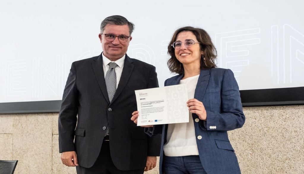 Carla Gonçalves recebeu o prémio das mãos de Álvaro Santos, Presidente da CCDR Norte Carla Gonçalves recebeu o prémio das mãos de Álvaro Santos, Presidente da CCDR Norte. Foto: Universidade do Porto