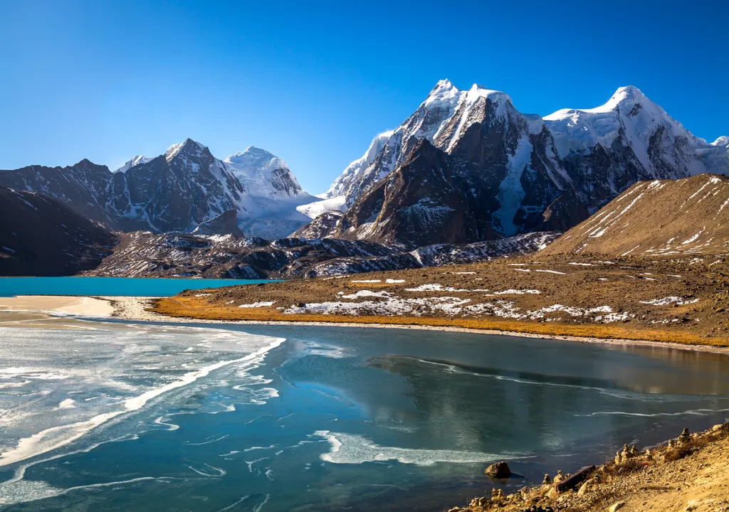 Les glaciers de l'Himalaya fondent plus rapidement en raison de l'augmentation globale de la température depuis le début du siècle.