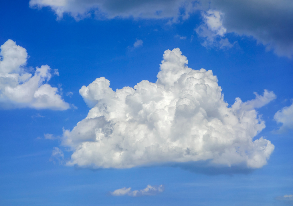 Un cúmulus mediocris sigue creciendo en altura: la nube gana volumen y energía, marcando una etapa intermedia en el camino hacia una posible tormenta eléctrica.