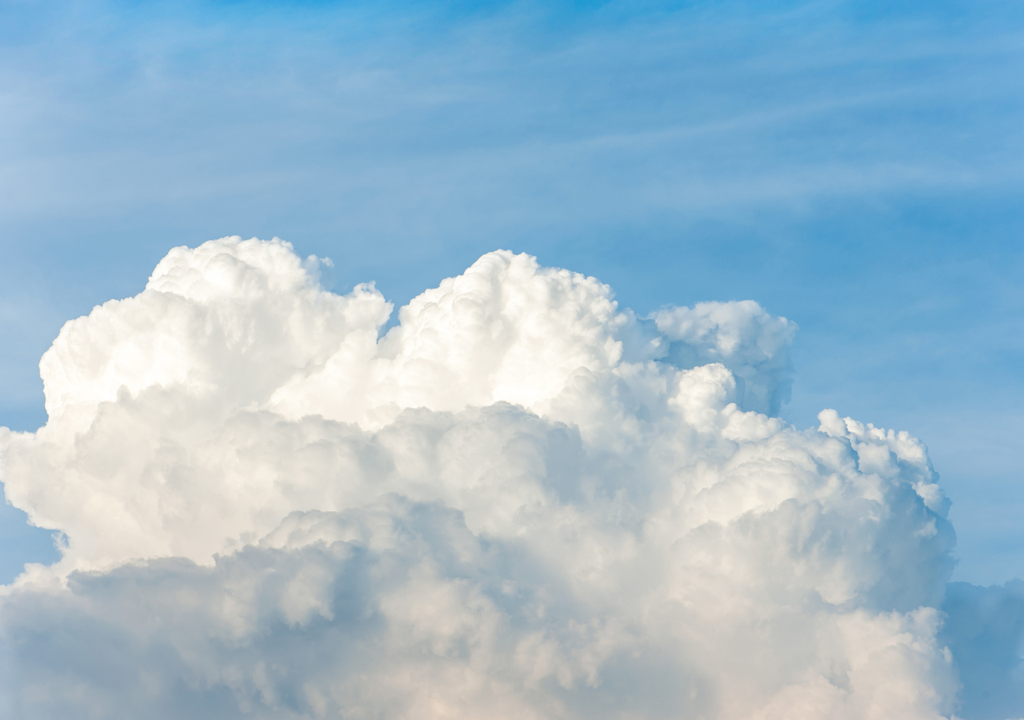 Un cumulus congestus crece en vertical y gana densidad: el cielo avisa que la atmósfera se está cargando de energía y que una tormenta podría estar en camino.