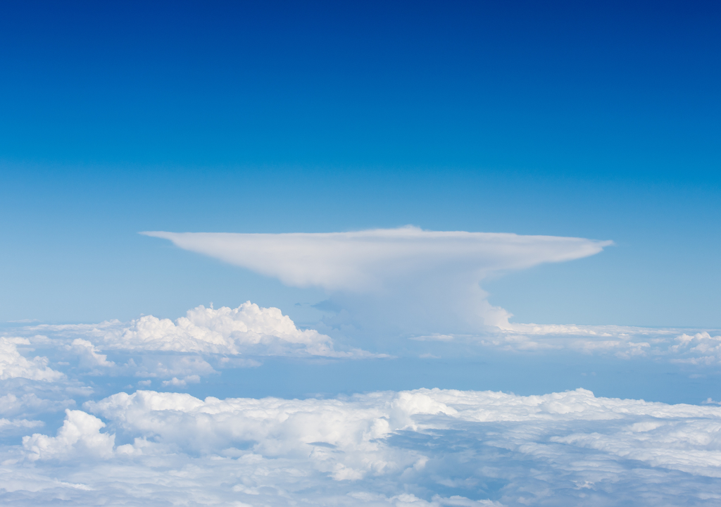 Un cumulonimbus incus, la fase madura de una tormenta eléctrica: su característica forma de yunque indica que la nube alcanzó la tropopausa y puede generar lluvias intensas, rayos, rachas fuertes de viento e incluso granizo.