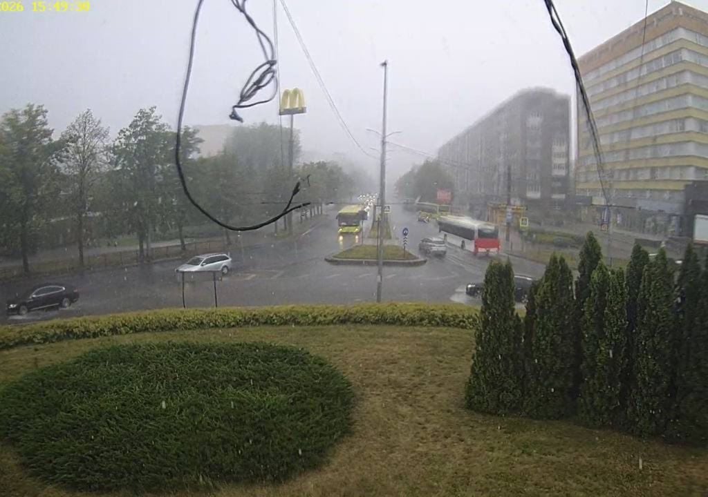 La combinación de lluvias intensas y vientos muy fuertes dejó importantes daños sobre la infraestructura urbana de Lviv. Gentileza imagen: @blyskavka_ua en X