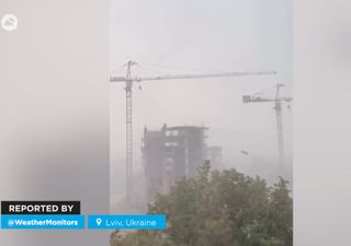Del calor sofocante al caos: una tormenta arranc&oacute; &aacute;rboles, destroz&oacute; techos y paraliz&oacute; parte de una ciudad en Ucrania