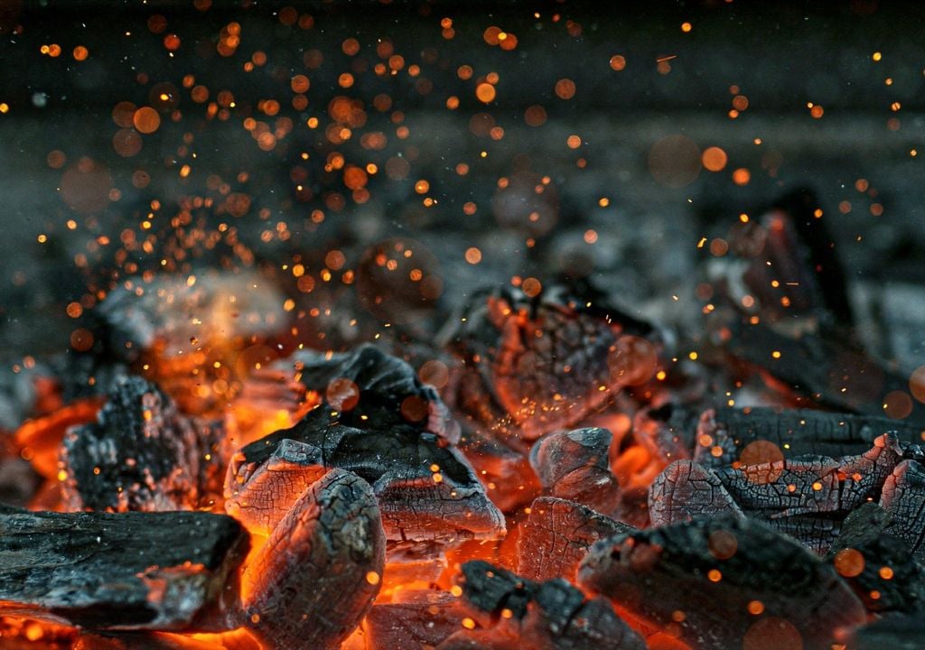 El carbón vegetal tiene hasta tres veces más poder calorífico que la madera de la que proviene.