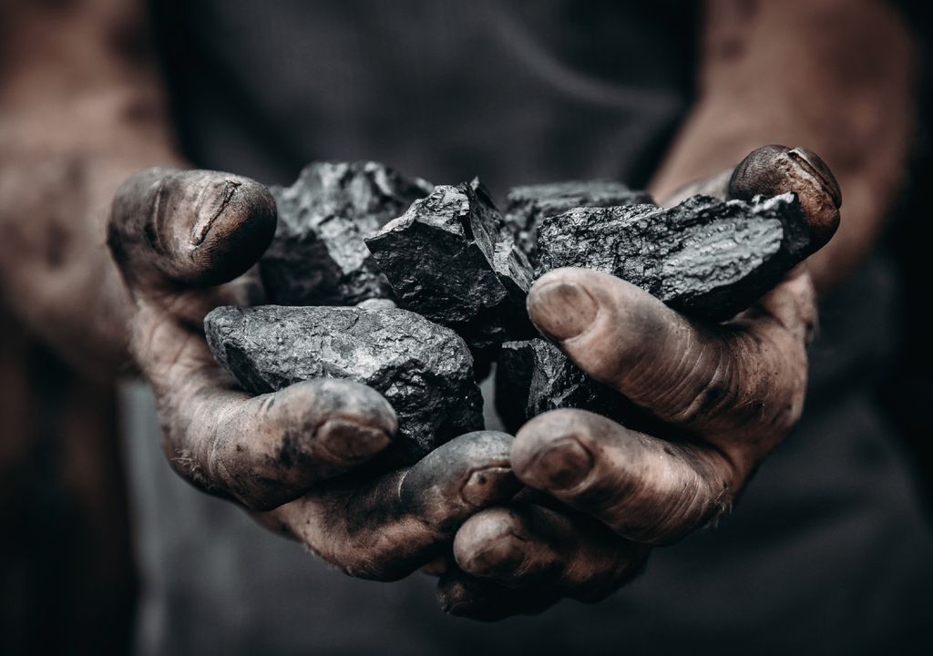 Hoy se estudian nuevos usos más sostenibles para el carbón mineral, aunque aún es esencial para algunas industrias contaminantes. Hoy se estudian nuevos usos más sostenibles para el carbón mineral, aunque aún es esencial para algunas industrias contaminantes.