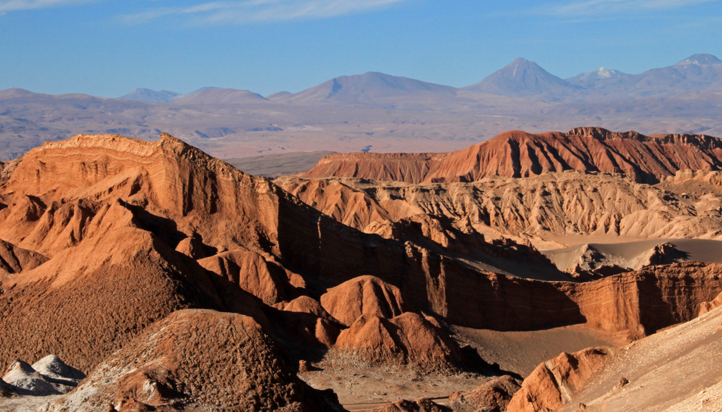 Valle de la Luna, en el interior de Atacama: roca seca, casi sin vegetación y un cielo limpio que de día calienta sin freno y de noche deja escapar el calor. Así se entiende el salto térmico entre la tarde y la madrugada cerca de San Pedro.