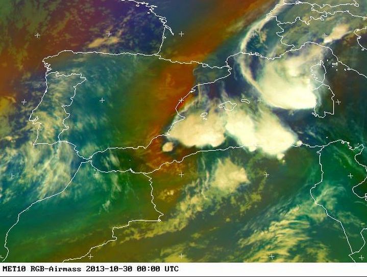 Imagen del producto de masas de aire de EUMETSAT del 30 de octubre de 2013 a las 00 UTC, al menos  cuatro SCM se pueden distinguir en la imagen. Fuente: EUMETSAT. No se puede hablar de Sistemas de Sistemas Convectivos de Mesoescala, SSCM, ya que no existe un macro sistema que resulte de la interacción positiva y directa de varios SCM. Hasta ahí y ahora no se ha llegado y encontrado un SSCM.