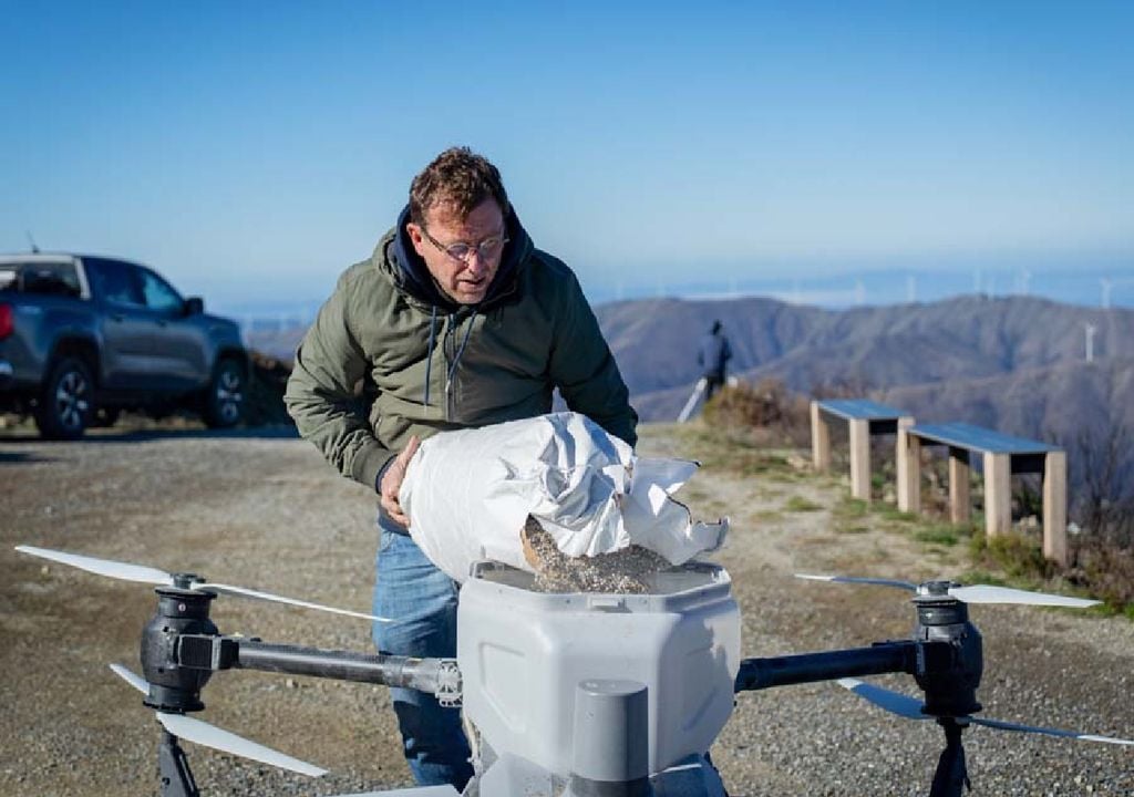 Drone a ser enchido com sementes que vão ser lançadas em áreas florestais ardidas Drone a ser enchido com sementes que vão ser lançadas em áreas florestais ardidas
