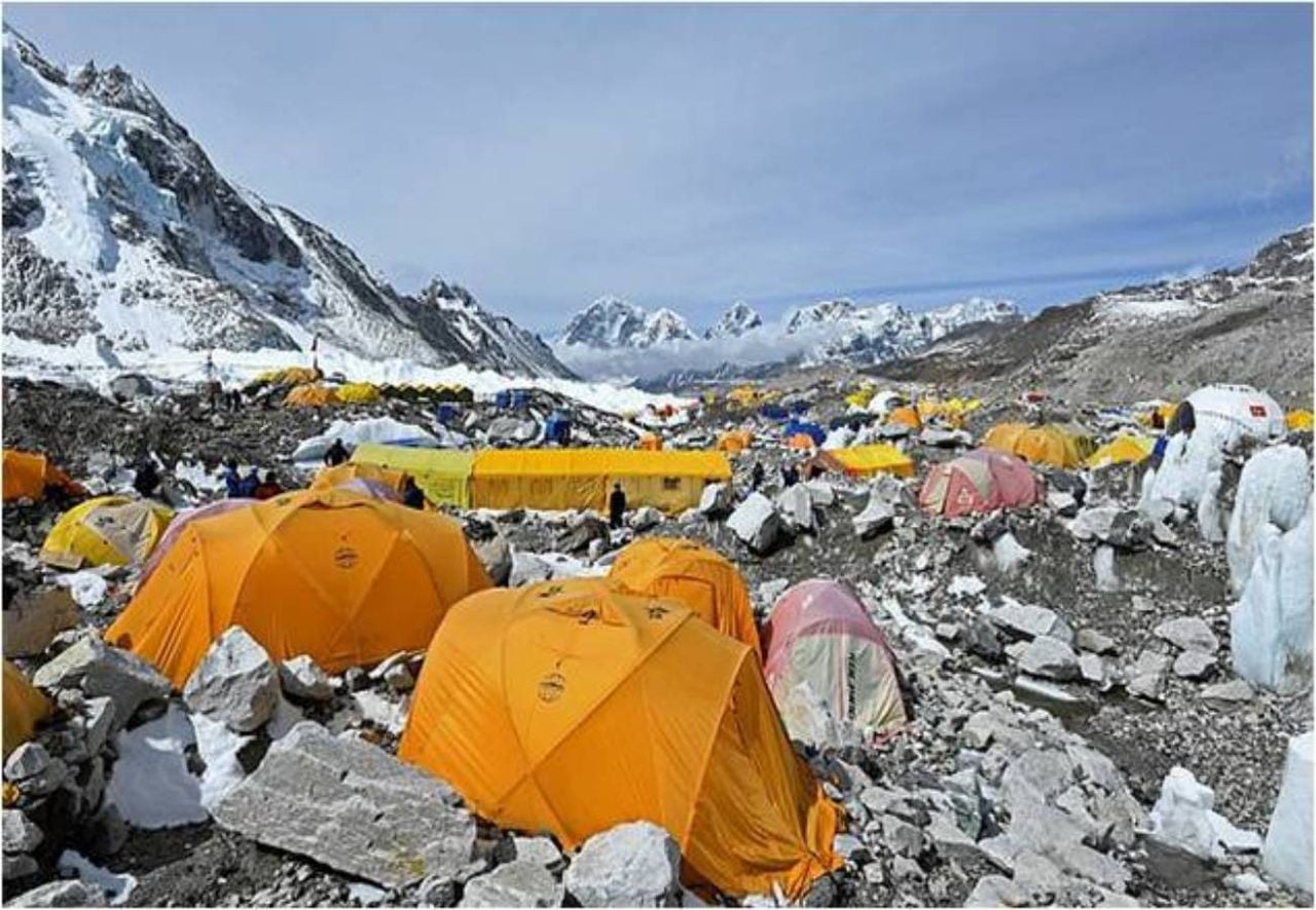 Foto del campo base del Everest, donde se reúnen cada temporada alrededor de 2.000 escaladores, generando grandes cantidades de basura. Crédito: AFP vía Getty Images.