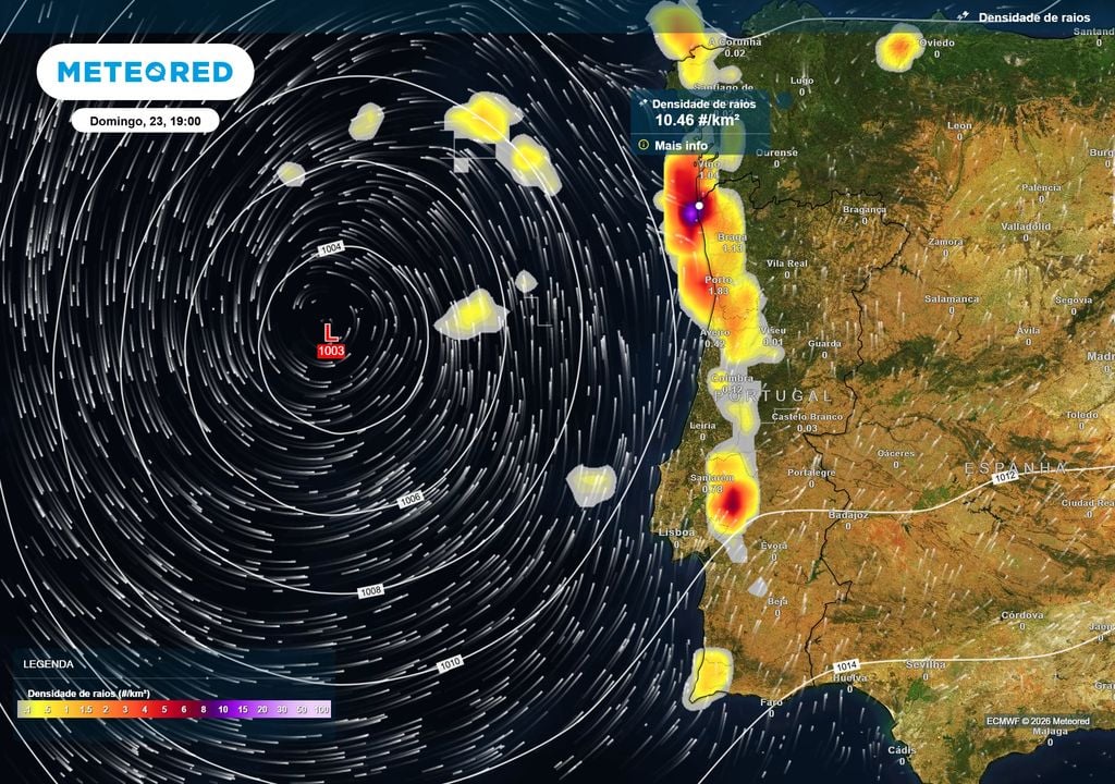 Densidade de raios #/km^2 As trovoadas deverão acompanhar a progressão da frente durante a tarde e início da noite, com maior atividade prevista em vários pontos do litoral Norte e Centro.